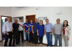 Da esq. para a dir., o gerente de Marketing da Sysmo, Dávisson Marcelo, pais e alunos da Escola São João Batista com a diretora Lenize C. G. Borghetti, Miguel Bocalon, José Eduardo Bocalon e a psicóloga da Sysmo, Dalila M. A. Erlo